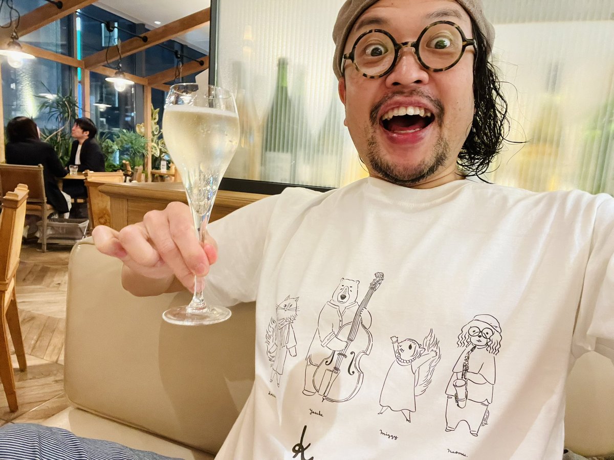 SOEDANAOMU's tweet photo. 昨晩の打ち合わせに届いたばかりの #KYMN Tシャツ着ていった
写真撮るならグラス持ったら?と
その通りにしたら浮かれた人完成 https://t.co/wXYwVC8iyu