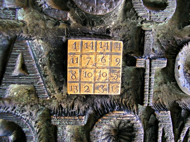 AliciaMimundo's tweet photo. La Sagrada Familia #Barcelona #España 

El proyecto original no fue idea de Antoni Gaudí, fue de otro arquitecto, Francesc de Paula Villar, que abandonó el proyecto por desavenencias con el Ayuntamiento. 
Algo que llama la atención de la Sagrada Familia es la interpretación que le dio Gaudí al templo. Su idea era conectar lo celestial y lo terrenal a través de la altura, la luz y la imitación de la naturaleza. Las líneas curvas dominan la construcción: “La recta es del hombre; la curva es de Dios”, decía Gaudí. Las columnas que sostienen el templo emulan árboles que se alzan del suelo al techo en crecimiento. La luz entra por grandes ventanales, así los muros son sostenidos por “columnas arbóreas” un sistema vanguardista y nunca utilizado hasta el momento, en donde las cargas se van transmitiendo a través de las ramificaciones de las columnas/árboles hasta llegar al suelo.
Por cierto, sabías que en la fachada de la Pasión hay un cuadro/sudoku, cuya suma tanto vertical, horizontal o en diagonal, siempre da 33, la edad de Cristo cuando murió.

Datos:
-https://t.co/rHj3Qn2M1c