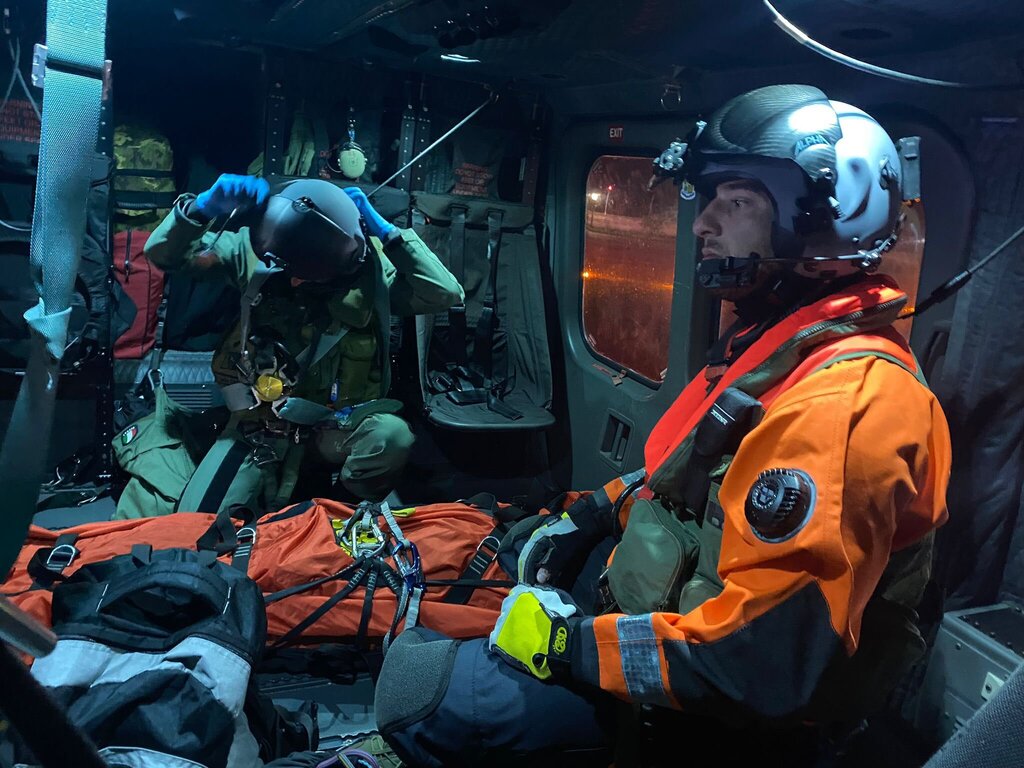 Nella notte l’equipaggio di un #HH139 dell’84° CSAR ha prelevato un uomo in pericolo di vita che si trovava su una nave mercantile a circa 6 miglia dalla costa del Gargano. L’uomo è stato portato alla Casa Sollievo della Sofferenza di San Giovanni Rotondo
#AeronauticaMilitare …