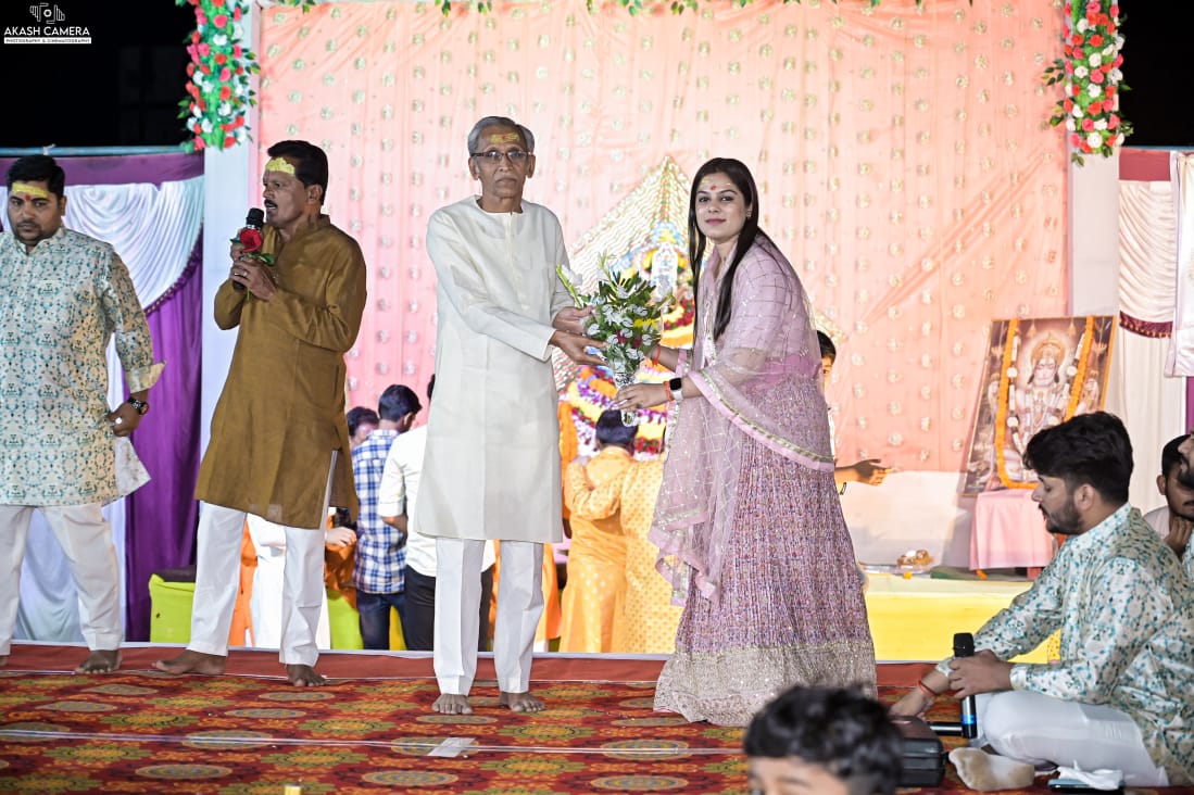 Narayank_INC's tweet photo. श्री श्याम मित्र मंडल द्वारा आयोजित कीर्तन मेरे श्याम जी कार्यक्रम में श्याम जी के भजन का श्रवण करते हुए... @IndrashahOnline https://t.co/EGAJDmefm9