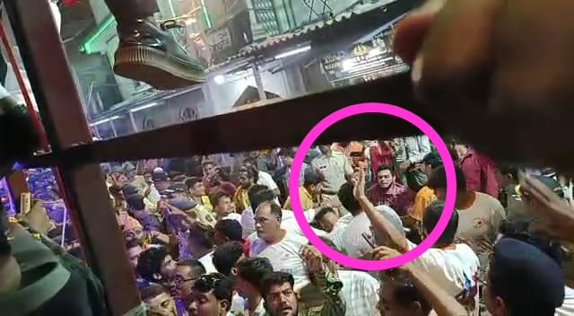 VHP_Marve's tweet photo. @MumbaiPolice @CPMumbaiPolice @snshriraj #मालवा���ी शोभा यात्रा में अशांति पैदा करने की मानसिकता से हांथ में डंडा लेकर खड़े व्यक्ति पर भी कार्यवाही होनी चाहिए।
ये लाल शर्ट वाला व्यक्ति भी हाथापाई कर रहा है इनको भी चिन्हित किया जाना चाहिए।
 @MPLodha @TajinderTiwana https://t.co/wmSp7wg1LB