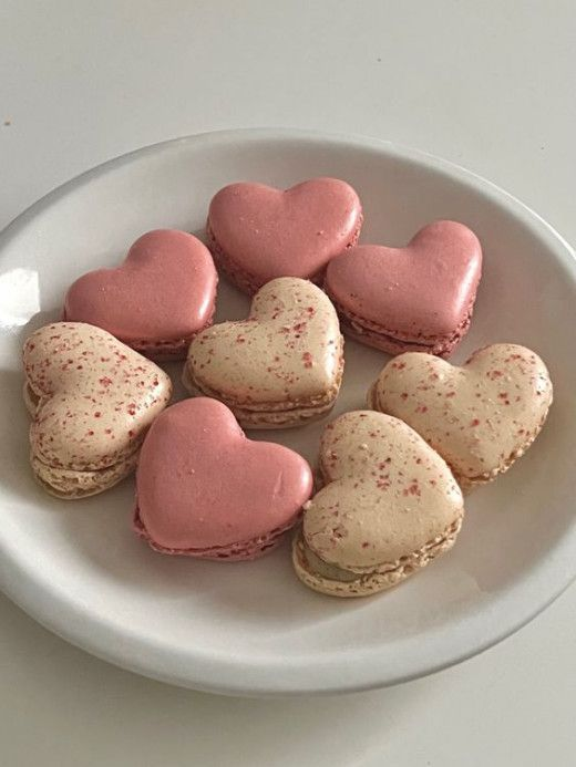 sweeteaclub's tweet image. heart macaroons 💌
