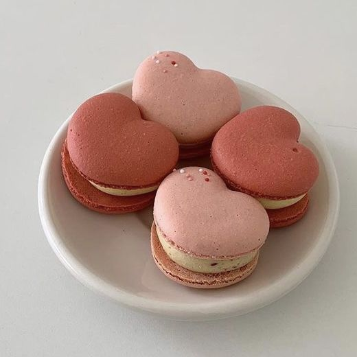 sweeteaclub's tweet image. heart macaroons 💌