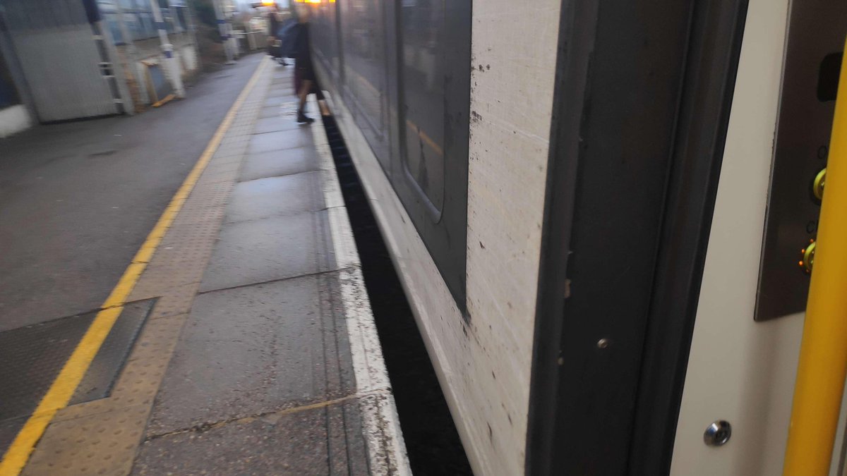 nightkristina's tweet image. #class376 appreciation thread 🧵

The 2nd best mode of transport ever invented in the past 40,000 years of human ingenuity, boasting excellent exteriors and incredible interiors!

These trains are so good the Class 345 should've just been a 376/1 subclass 😍