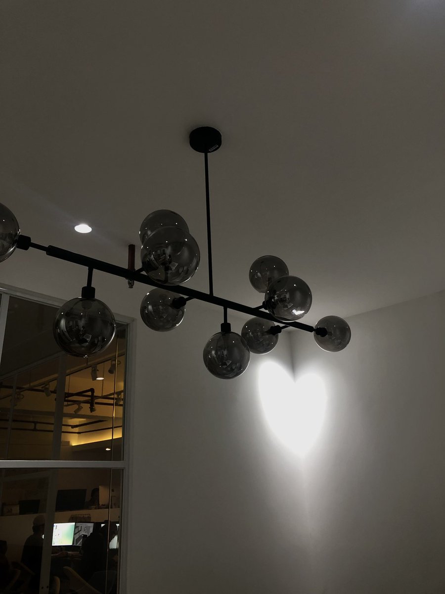 helloarchives's tweet image. makati working girl era 🏛️