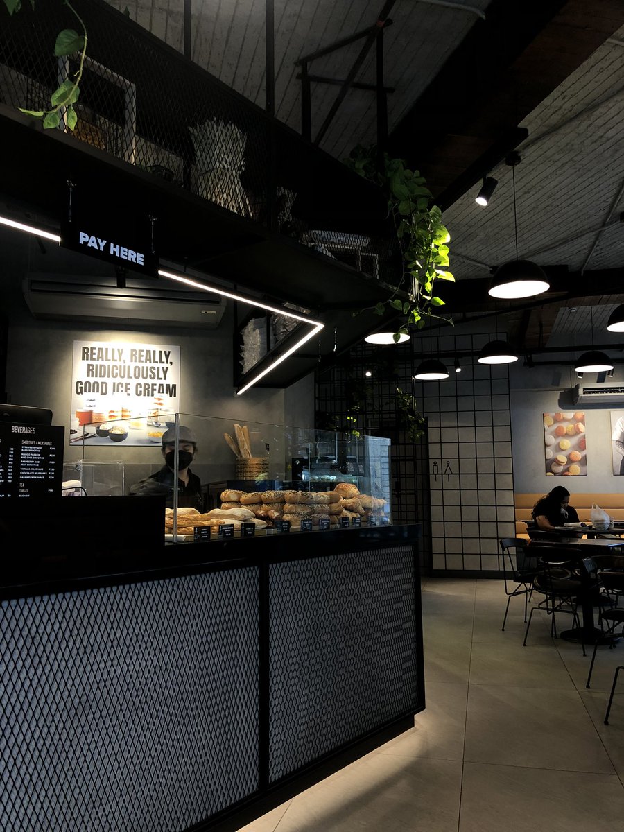 helloarchives's tweet image. makati working girl era 🏛️