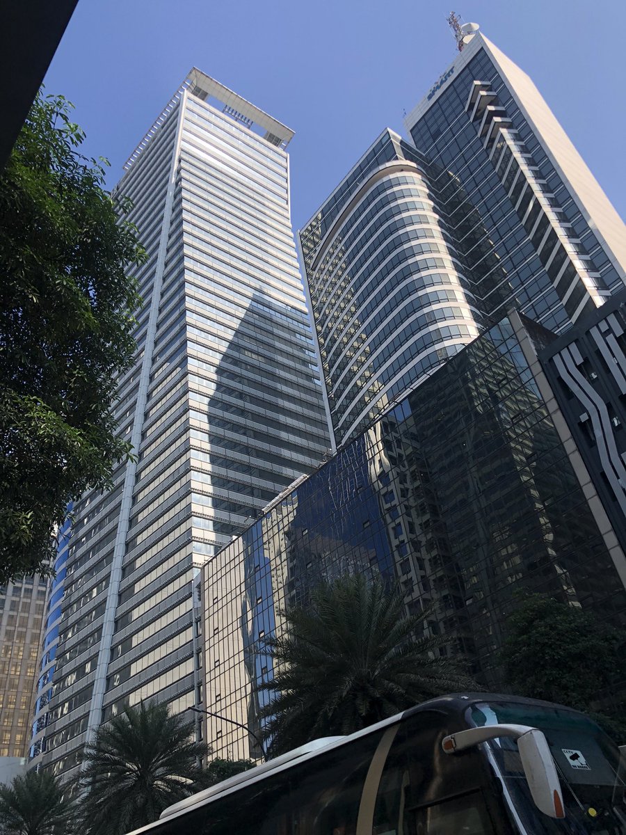 helloarchives's tweet image. makati working girl era 🏛️