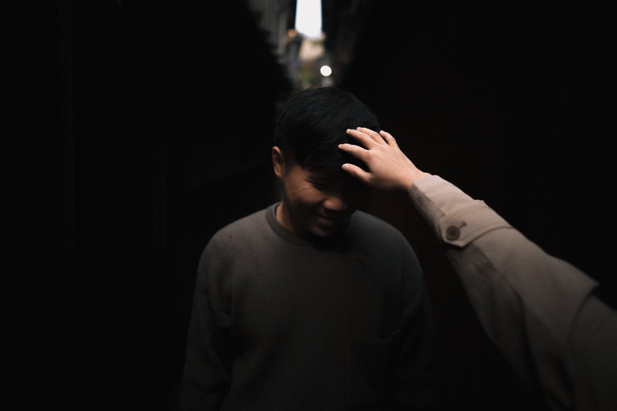 setelah 13 tahun motret, ilmu paling penting sebagai fotografer adalah "adaptasi".

ketika cerah ataupun hujan, kita harus bisa memberikan hasil terbaik utk klien kita.