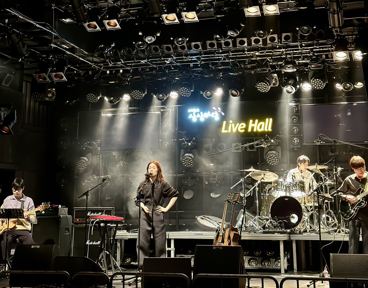 [속보] 홍대 길거리는 벚꽃으로 덮여있고, 상상마당 홍대는 아마도이자람밴드의 리허설로 지붕이 날아갈 정도라고 합니다. 👍

오늘 아마도이자람밴드의 단독 공연 소량 현매 가능!