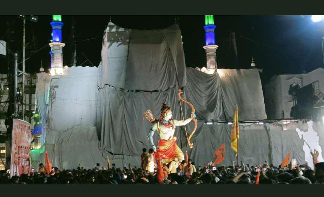 NazarFaridiIND's tweet photo. असदउद्दीन ओवैसी के हैदराबाद स्थित दारुस्सलाम से महज 800 मीटर दूर ये शोभा यात्रा और इसमें DJ पर गाली देता विधायक राजा सिंह, काली पन्नी से ढंकी गई मस्जिद।
ये वही हैदराबाद है जहॉं KCR की सरकार है और ओवैसी का दावा है कि सरकार का स्टेयरिंग उनके हाथ में है।
ओवैसी बिहार में बंगाल में गुजरात में भाषण देकर दावा करते हैं कि मजलिस का एक MLA जिता दो तो ज़ुल्म रुक जायेगा लेकिन जिस हैदराबाद में उनके 7 विधायक हैं वो खुद सांसद हैं वहॉं राजा सिंह को जेल तक नहीं भिजवा पा रहे हैं जबकि राजा सिंह पर 50 से ज्यादा मुकदमे हैं।
सवाल करिये ओवैसी से कि हैदराबाद में मुसलमानों के खिलाफ जहर उगलने वाले कब जेल जायेंगे।