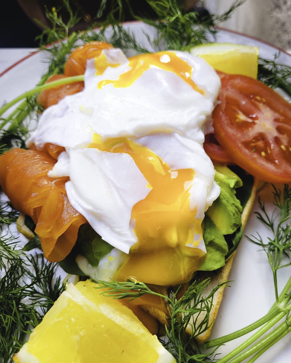 Perfectly runny poached eggs on avocado and smoked salmon crepes on a Saturday morning… What a start to April! 🥑🍳 📸: winniefoodiemoments #PoachedEgg #Mayfair
