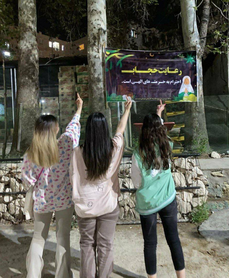 Geshniz9's tweet photo. ما به زودی همدیگه رو تو خیابون میبینیم
ناامید نشید
جنگ به شکل های مختلف ادامه داره
 #IRGCterrorists 
#نه_به_جمهوری_اسلامی
#مهسا_امینی https://t.co/1uXusdlaJ8