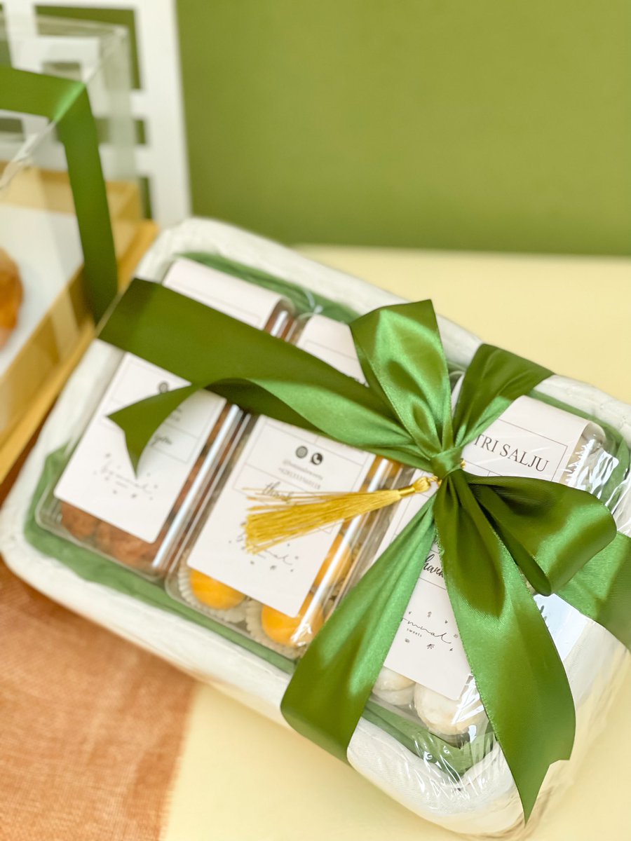 wonhotteokk's tweet photo. Guyss aku jualan kue nih buat #hamperslebaran mungkin ada yg mau beli🥰🥰 bantuin promosi juga boleh guys hehehe 
#kuekering #lebaran #hampersramadhan https://t.co/heWbILPaOL