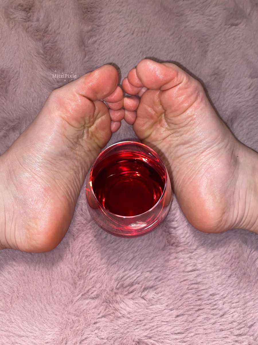 pixie_mitzi's tweet photo. Let me wine and dine you 😏 https://t.co/71Q1P259SL