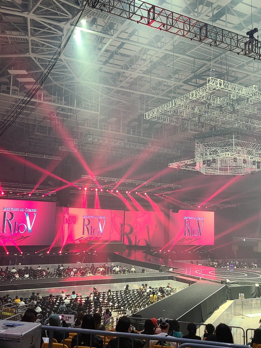 superbstff's tweet photo. แก แล้วสเกลคอนที่เกาหลีสเตจปังๆแบบนี้ต้องมายัดลงไปในธันเด้อโดม ถามจิงแล้วจะเคลมว่าโปรดักชั่นสุดอลังการได้ยังไงอะ นี่นั่งคิดนอนคิดตะแคงคิดก้ไม่น่าอลังนะ🥹🥹🥹🥹🥹🥹 https://t.co/CTbGZLxCYa