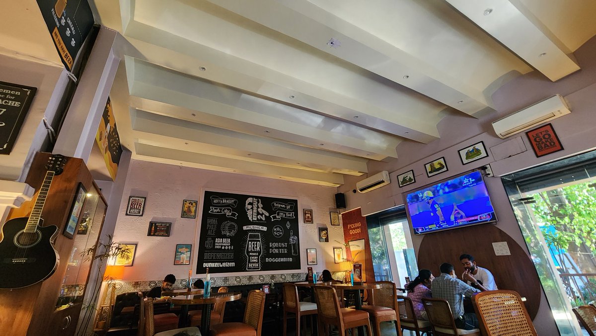 If you're around MG road , and need a refreshment, the <a href="/effingut/">Effingut</a> Bistro on East Street is a chill place for a quick beer... Ek NEIPA toh Banta hai..