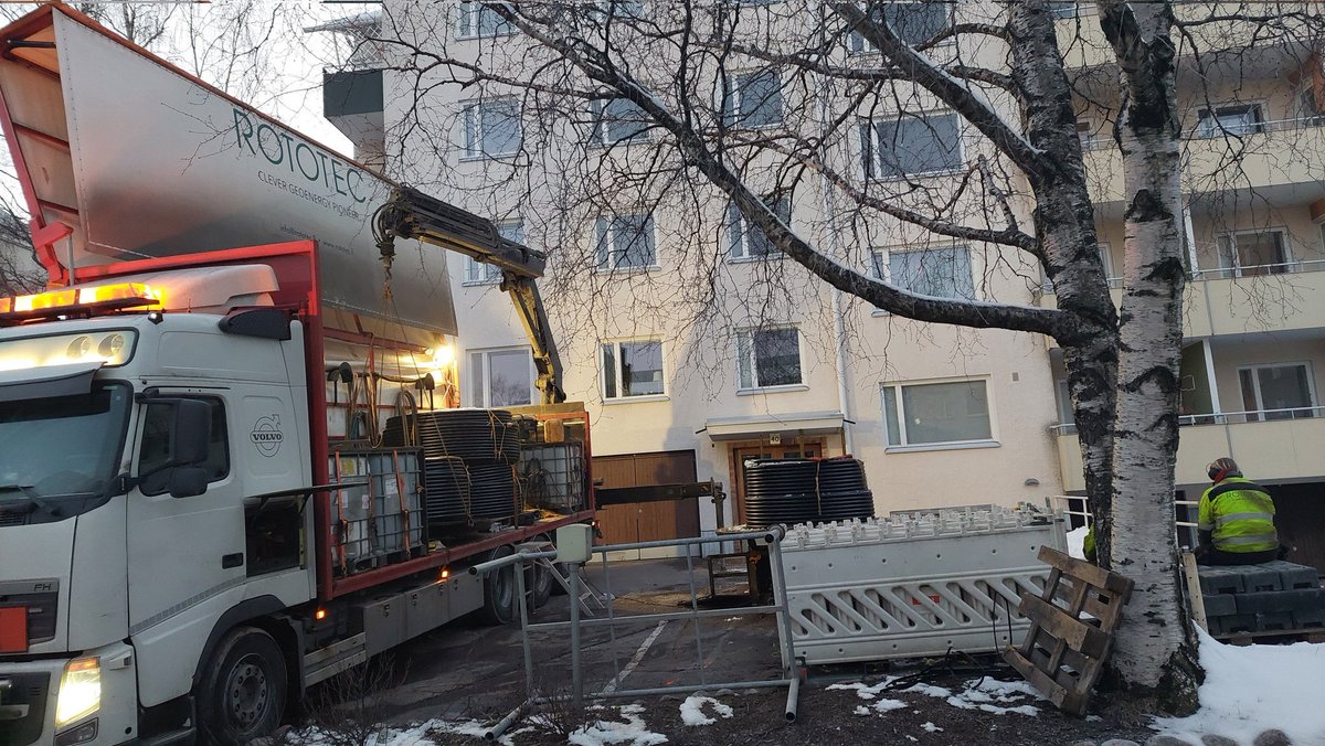 Another factor pushing Helsinki's municipal energy firm to ditch fossil fuels: customers voting with their feet. This is our neighbors replacing their district heating hookup with a heat pump this week. Higher bills from the fossil fuel crunch have sped up installations. https://t.co/MdqaO8073a https://t.co/MQqq4nSx5R