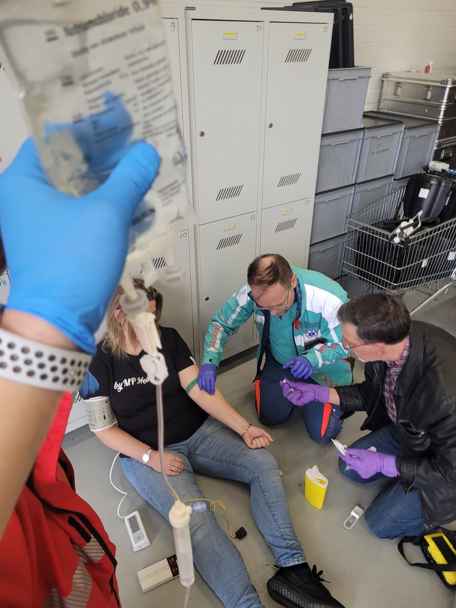 NHTPlus's tweet photo. Nascholing steeds weer onder de indruk van onze #NHTPlus vrijwilligers #goedbezig #lerenisleuk #Ambulance #noodhulp #profesioneel #24/7 https://t.co/Ciqq94kMt1