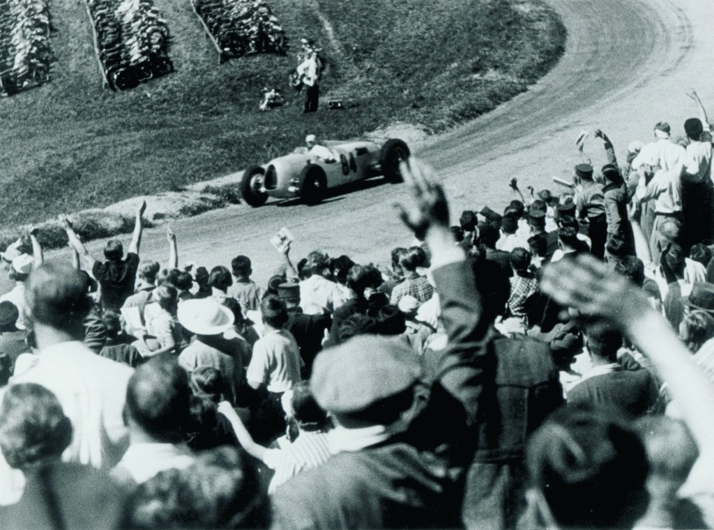 Bernd Rosemeyer thrills the crowd at the Schauinsland Hill climb ,1936.

Auto Union TypC 

#F1 #RetroGP #HistoricRacing #F1Retro