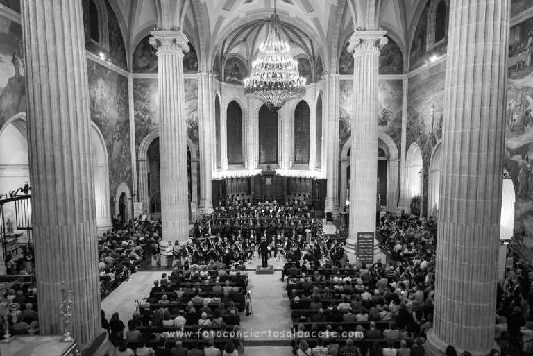 Enlace de fotoconciertosalbacete.com Un maravilloso recuerdo del pasado concierto Requiem en la Catedral de Albacete...