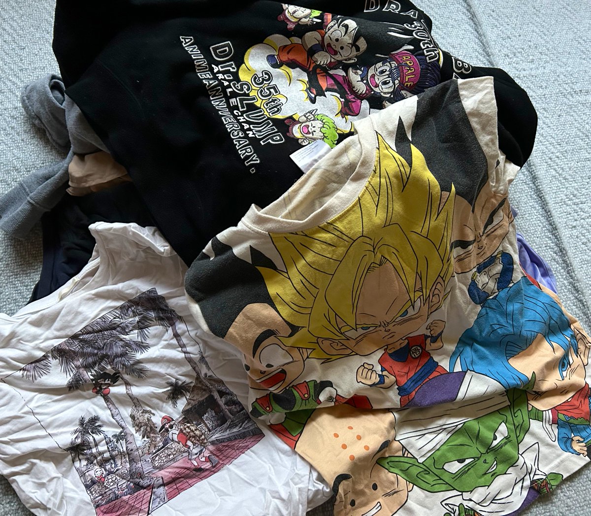 孫悟空 ,トランクス(ドラゴンボール) 「衣替えにはまだ早いけどタンスがパンパンだから古くなった服を処分中…部屋着で着倒し」|リフラのイラスト