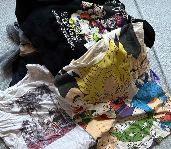 衣替えにはまだ早いけどタンスがパンパンだから古くなった服を処分中…部屋着で着倒してボロボロになったDBのスウェットやパーカーを処分しようか悩む…… 