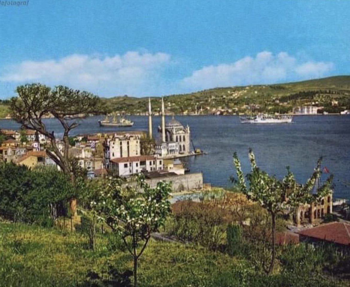 eskidenist66's tweet photo. Ortaköy sırtlarından Boğaziçi ve karşı yakaya bakış.. 60’lar.. https://t.co/8ykrRniieN