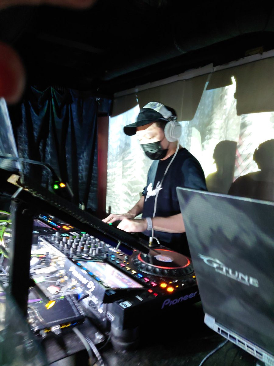 ato_are's tweet photo. ゲストＤＪ中村桜さん、ありがとうございました！
現在のDJはアナシン！！

まだまだ盛り上がっていきましょう！！　#後音 https://t.co/ERczDk7Rxb