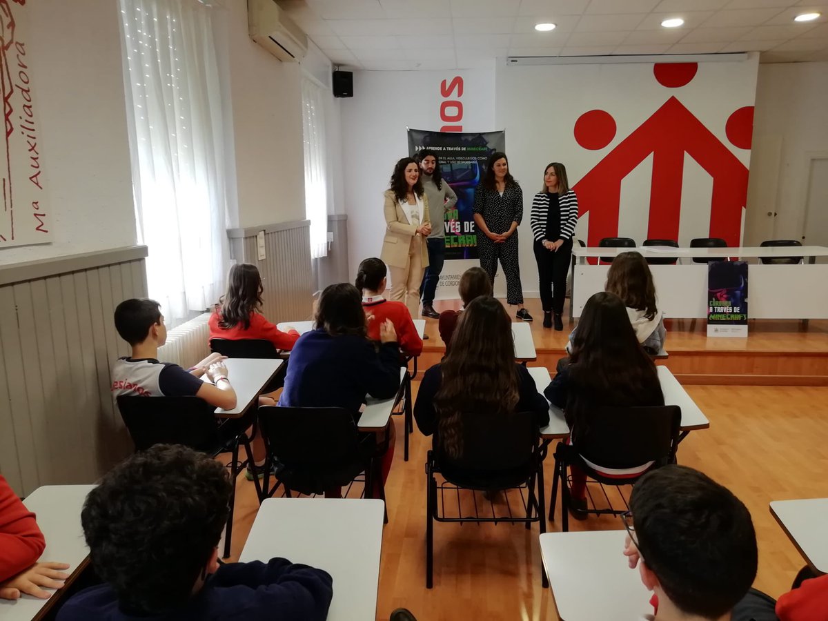 salescordoba's tweet photo. El grupo "Los Mímicos" de S3A con su representación en Minecraft de La plaza de la Corredera y su entorno gana el Concurso "Córdoba a través de Minecraft" organizado por @fundecoruco y el Ayuntamiento de Córdoba.
#SalesianosCórdoba #AbrimosCaminos #Gamificación #Patrimonio https://t.co/083VWLDSqM