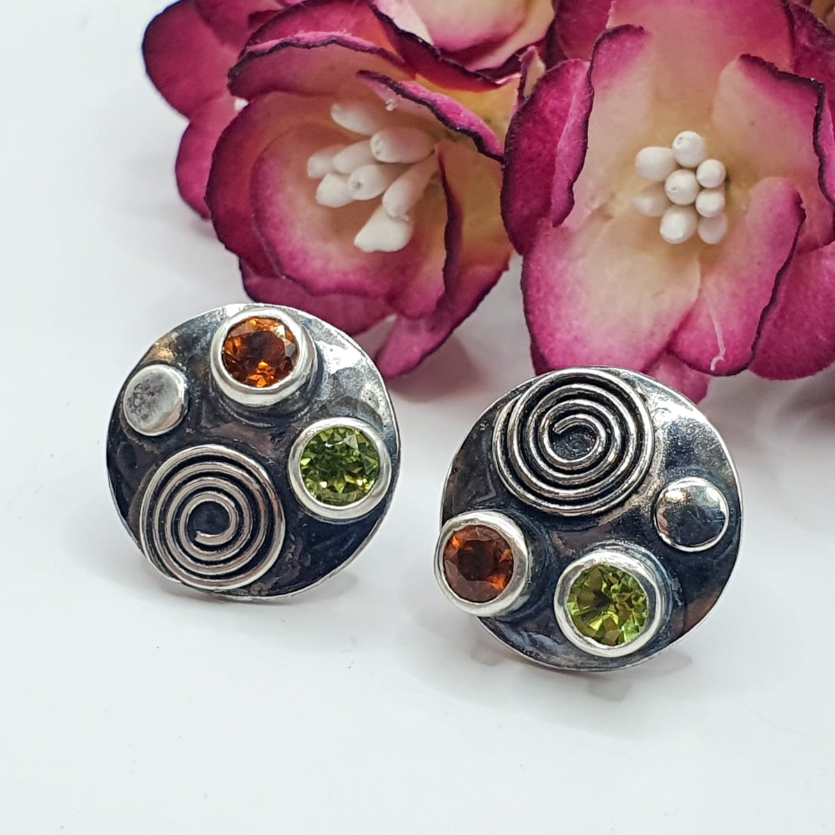 Escottjewellery's tweet photo. Etruscan studs
Sterling silver mismatched stud earrings with citrine and peridots.
These are good size studs, without being excessive.
https://t.co/ko427dXkw3
#UKGiftHour #UKGiftAM #MHHSBD #shopindie #CraftBizParty #UKMakers #UKCraftersHour #smallbiz #EarlyBiz https://t.co/fkREC17iyr