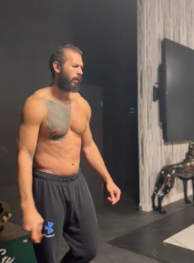 CelebrityBuda's tweet photo. ANDREW TATE SHOWS OFF PHYSIQUE AFTER 92 DAYS IN PRISON AND 7,417 PUSH-UPS

Click here to read more⬇️⬇️👇👇
https://t.co/mZXArCT8cr

#AndrewTate #cobratate #tristiantate https://t.co/yiqsJcI77X