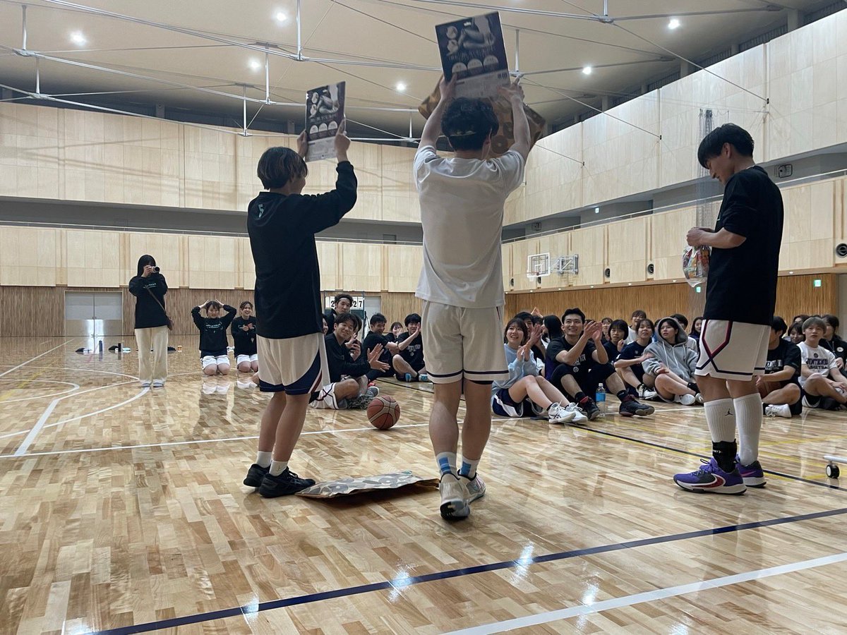 juntendobbc's tweet photo. こんにちは！順天堂大学医学部男子バスケットボール部です！
普段の練習は火木日の週3回で、火木曜日は文京区��の体育館、日曜日は順天堂日の出キャンパスの体育館で行っています！
体験日程はまた後日お知らせします！🏀
写真は日の出キャンパスの体育館です
#春から順天　#春から順天堂
#春から順大 https://t.co/yokJhgHFey