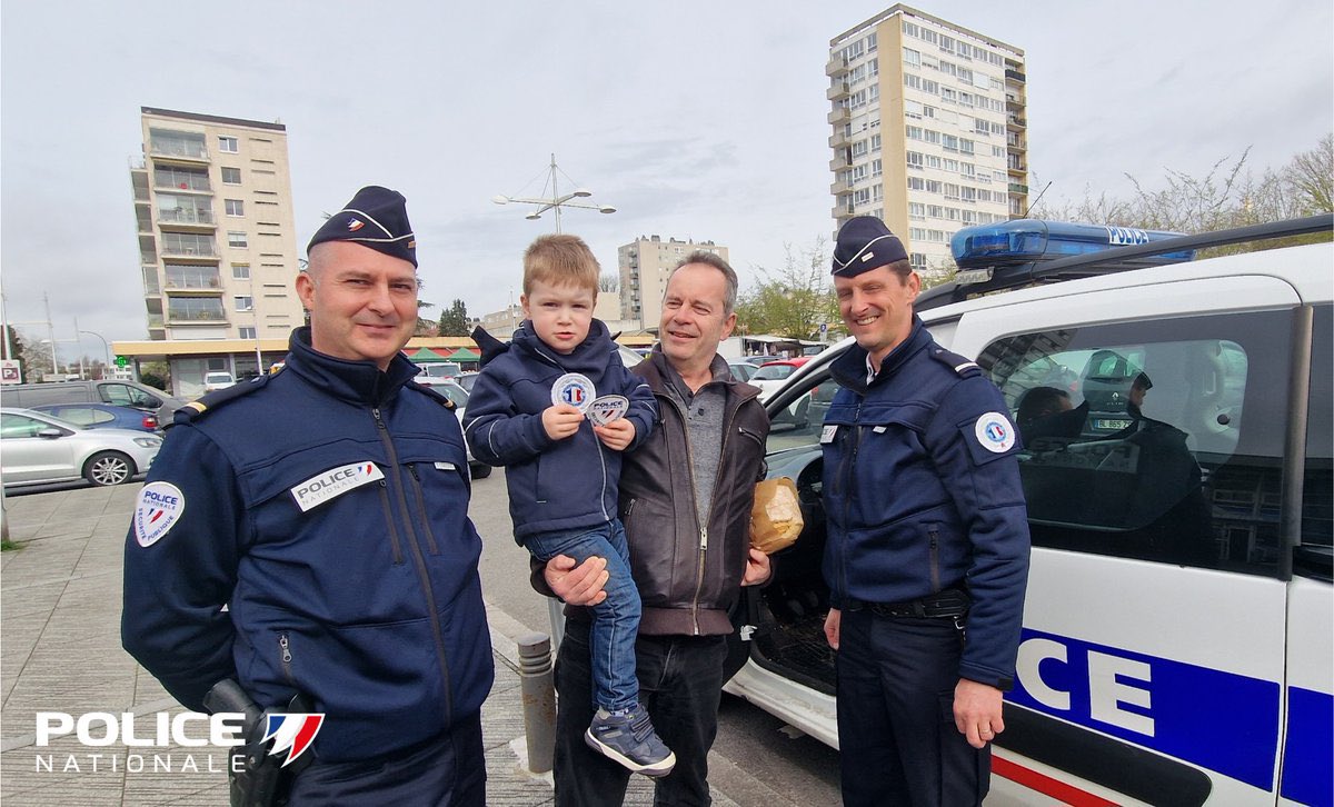 PoliceNationale's tweet image. [#Rencontre] Avant-hier, les #Policiers de la Seine-Maritime ont accueilli Célian, 4 ans, venu à leur rencontre lors d'une patrouille. Un moment convivial pour le petit garçon qui est reparti avec des écussons #PoliceNationale et un grand sourire.😀 @PoliceNat76