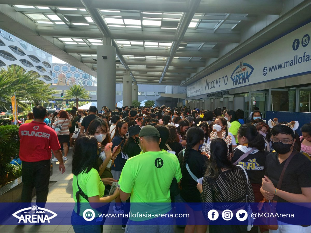 MOAArena's tweet photo. PH Runners are filling up the Arena for #RUNNINGMANinManila "A Decade of Laughter” happening tonight! 🏃🏃🏃

#RunningManAtMOAArena is presented by @pulpliveworld &amp; @happeehour 

#ArenaSafe
#ChangingTheGameElevatingEntertainment https://t.co/ZzbsiluW9F