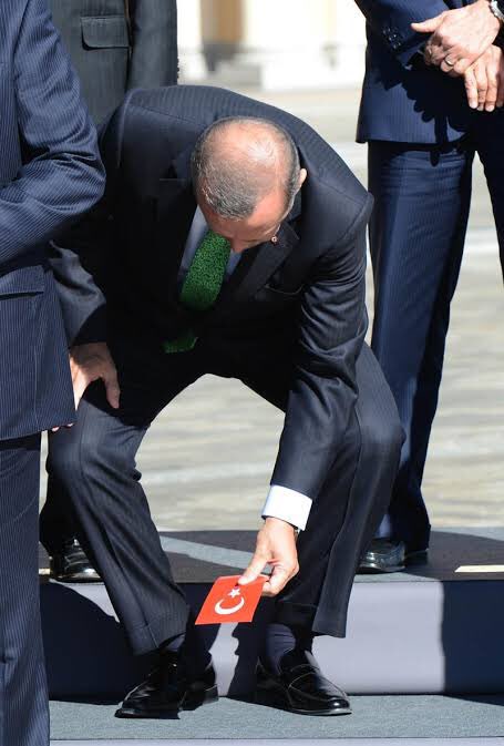 CHP bile özür dilemişken, bazı aklıevveller “seccadenin kutsallığı nereden geliyor?” diyor.

Seccadenin kendisinden değil, tıpkı kağıda, beze boya ile basılan bayrak gibi inanca ve vatana sevgi ile saygıdan geliyor… O sevgisi ve saygısı olmayan bu milleti de anlamaz