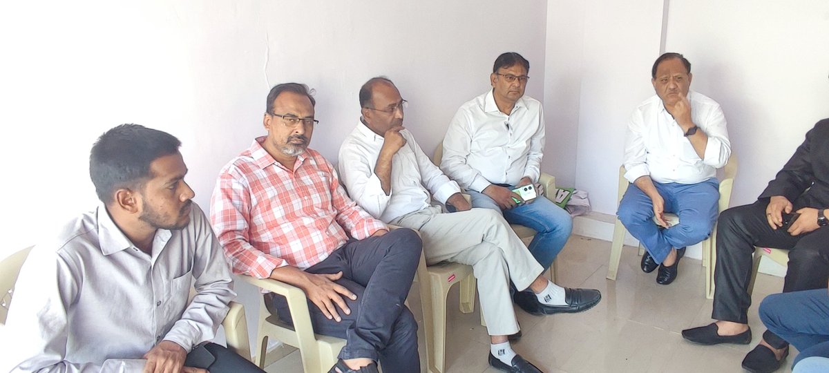 बड़ौदा में रामनवमी के दौरान हुए दंगो में पीड़ित परिवार को मिलने हेतु गुजरात एआईएमआईएम टीम के साथ फतेहपुरा, बड़ौदा पहुंचा हूं।

साबीर काबलीवाला 
सदर गुजरात प्रदेश 
AIMIM