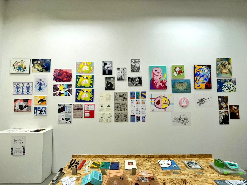 Peach40301's tweet photo. レビュー選抜展
私も展示しておりますので〜ぜひ〜
みんな、いい作品ばっかり〜

今日の入学式で新入生に
見てもらえただろうか🤔 https://t.co/7psXdrrUvM