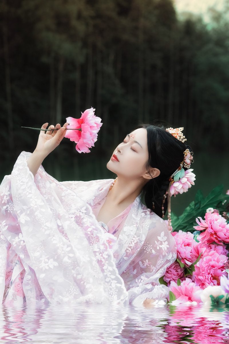 sunyuqiang2's tweet photo. 我怎么这么美丽！牡丹城下饮，花香也醉人！快来拍照吧，惊艳！ https://t.co/MluMBzX1zJ