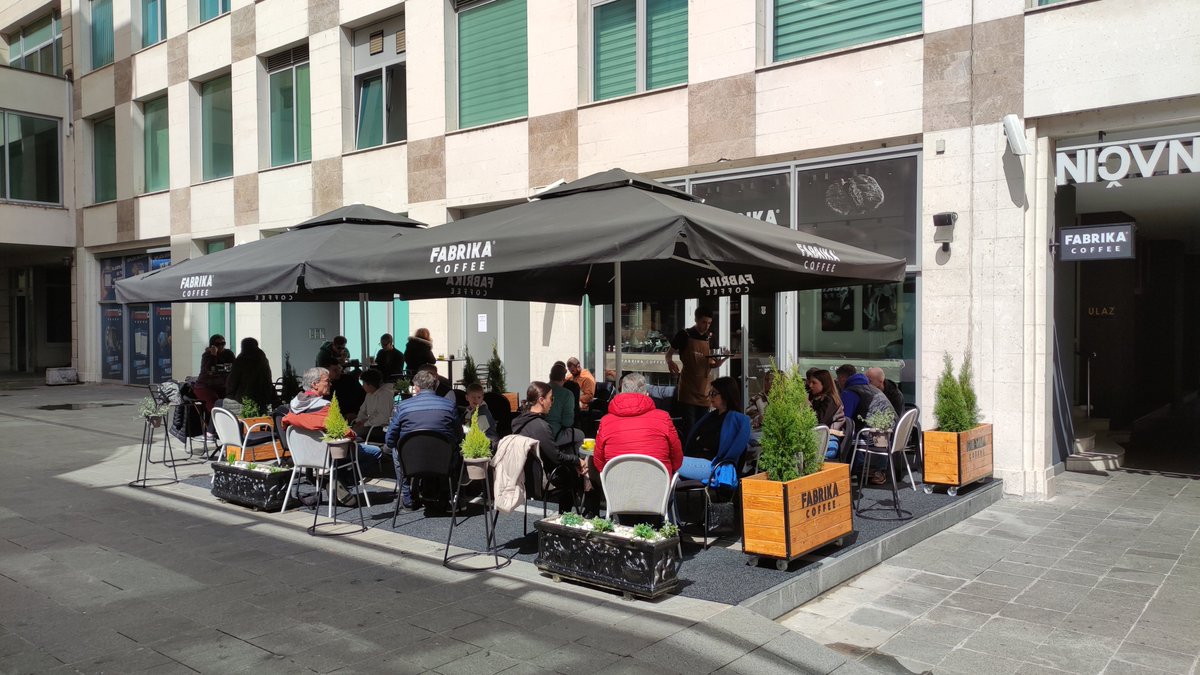 Bljesak's tweet photo. Fabrika coffee, domaći brend kave, nakon godinu dana uspješnog poslovanja, danas su otvorili drugu poslovnicu u #Mostar.
Nalazi se u #TCRondo, prizemlje.
Nije dugo trebalo nakon otvaranja da gosti zauzmu sve stolice.
Ovim su #Mostarke i #Mostarci dobili još jedno mjesto gdje mogu popiti kvalitetnu kavu. #Coffee