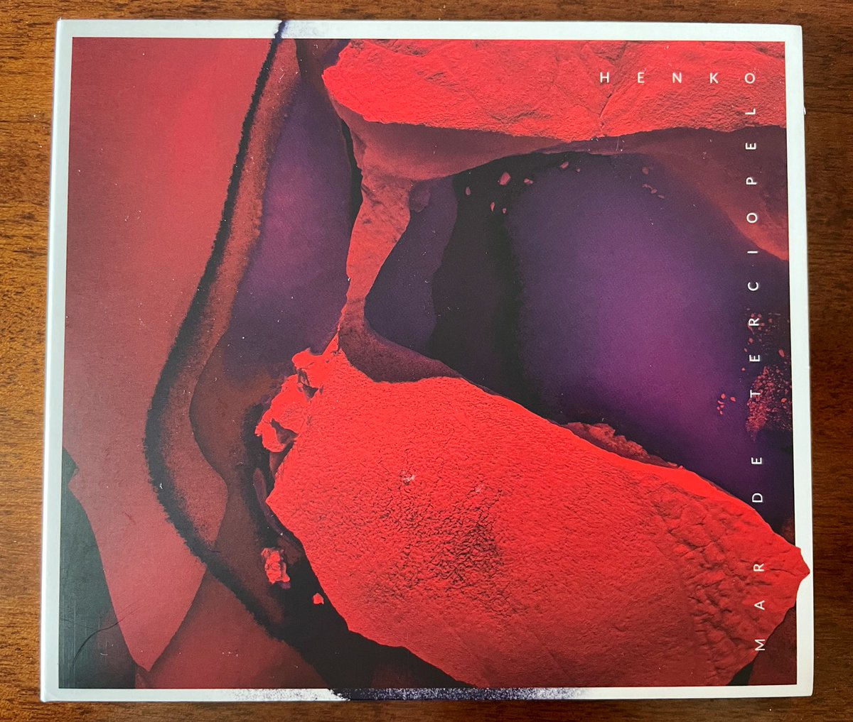 Qué maravilla de disco tienen <a href="/somoshenko/">Henko</a> 
He tardado un par de días en asimilar la frescura de sus melodías, sus sonidos limpios, sus letras…
Qué gusto tener bandas que quieren hacer las cosas de una forma tan honesta.