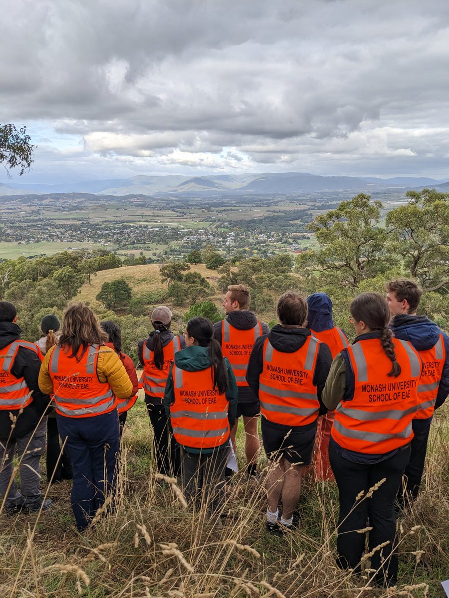 Picture perfect end to our EAE3331 'Water and the Land' field trip. We followed tributaries of Birrarung from catchment boundary to the floodplain. This view shows our entire journey. Thanks @_algunn, @lawrence_a_bird & Cari Rand for your stellar work! @MonashUni @MonashEAE