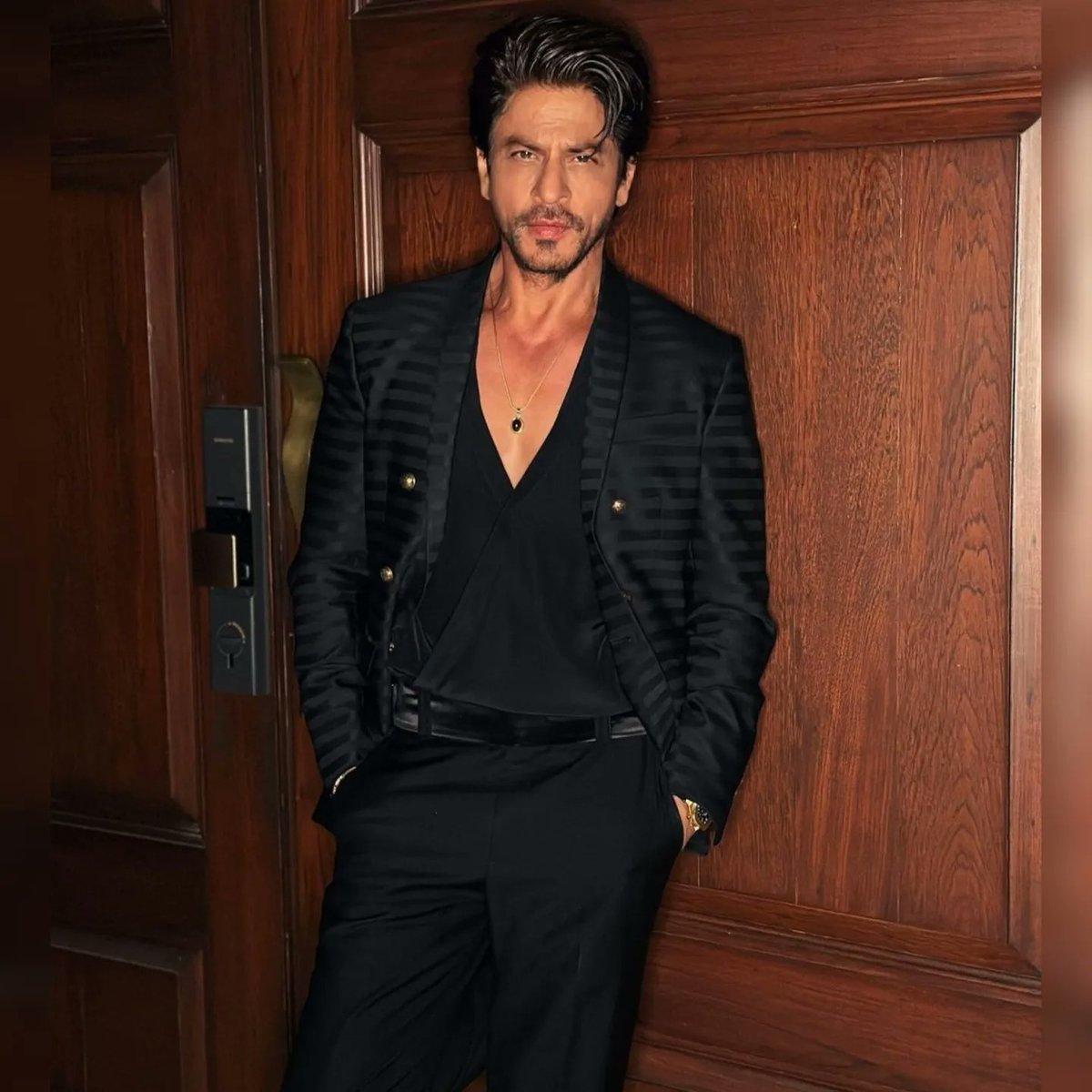 WE CANNOT HANDLE 🫠 brb!
In the meantime, feel free to smash the like button.
#SrkFan #Srkedits #Srklovers #Kingofromance #Kingkhan #SrkFanclub #Mamaraazzi