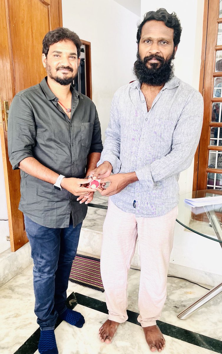 B_RajaAIDFC's tweet photo. Director @Vetrimaaran sir gifted a gold coin for entire #VIDUTHALAI team ❤️ proud to be part of this movie. ❤️🙏 

#ViduthalaiPart1 https://t.co/74PL5swW8I