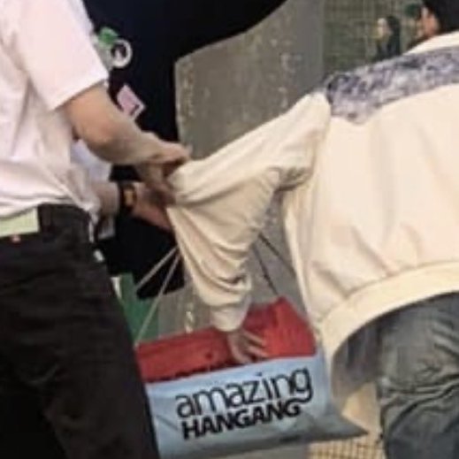 hanyujinfeed's tweet photo. are we really seeing gyuvin holding back a hyper yujin  or what is even going on ? 😭😂

#hanyujin #kimgyuvin #boysplanet #한유진 #김규빈 https://t.co/O5iwKM7003