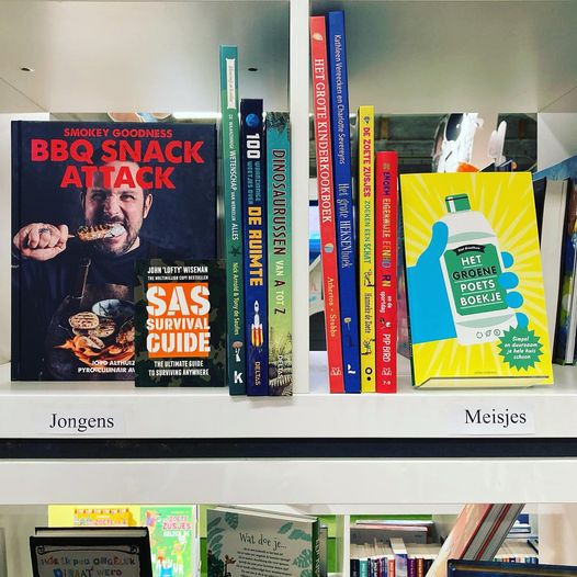 De wereld is sinds vandaag een stuk overzichtelijker geworden.
We hebben een aparte jongens- en meisjesafdeling!
Nu kun je in één moeite de wetenschaps-, barbecue- en voetbaldoelen vinden. Net als de eenhoorn-, kook- en poetsboeken.
Handig hè?