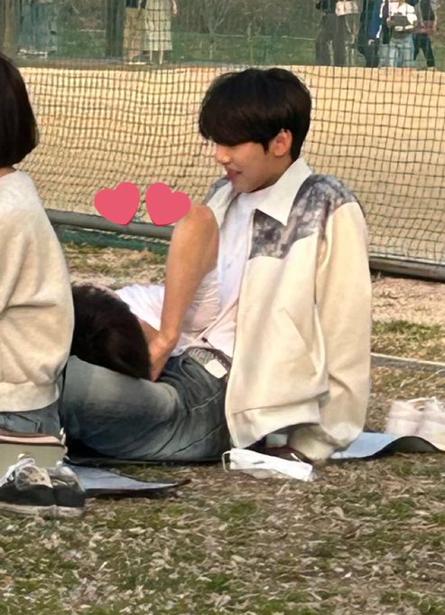 hanyujinfeed's tweet photo. GYUVIN RESTING HIS HEAD ON YUJIN'S LAP 😭😭😭😭😭😭😭 I AM GONNA KMS

#hanyujin #kimgyuvin #boysplanet #한유진 #김규빈 https://t.co/7rRxfH3Top