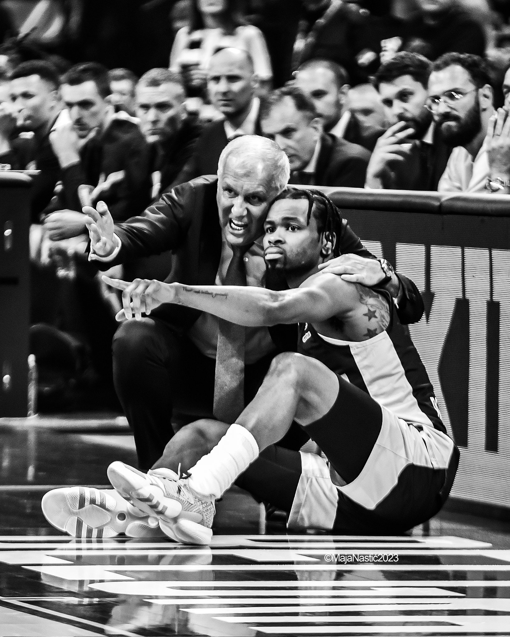 FsndhqzWwAAtmUY?format=jpg&name=large