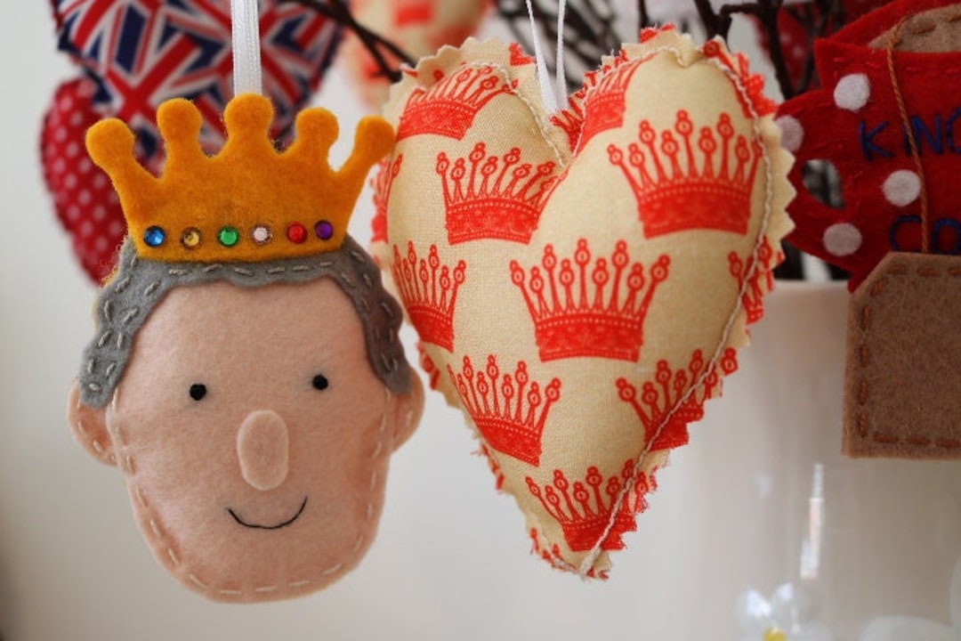 CosyCottage_'s tweet photo. Celebrate King Charles' coronation in style with our royal selection of hanging decorations 👑 https://t.co/qoJodRkMB4 #ukgiftam #ukgifthour https://t.co/JUh5xPEwmC