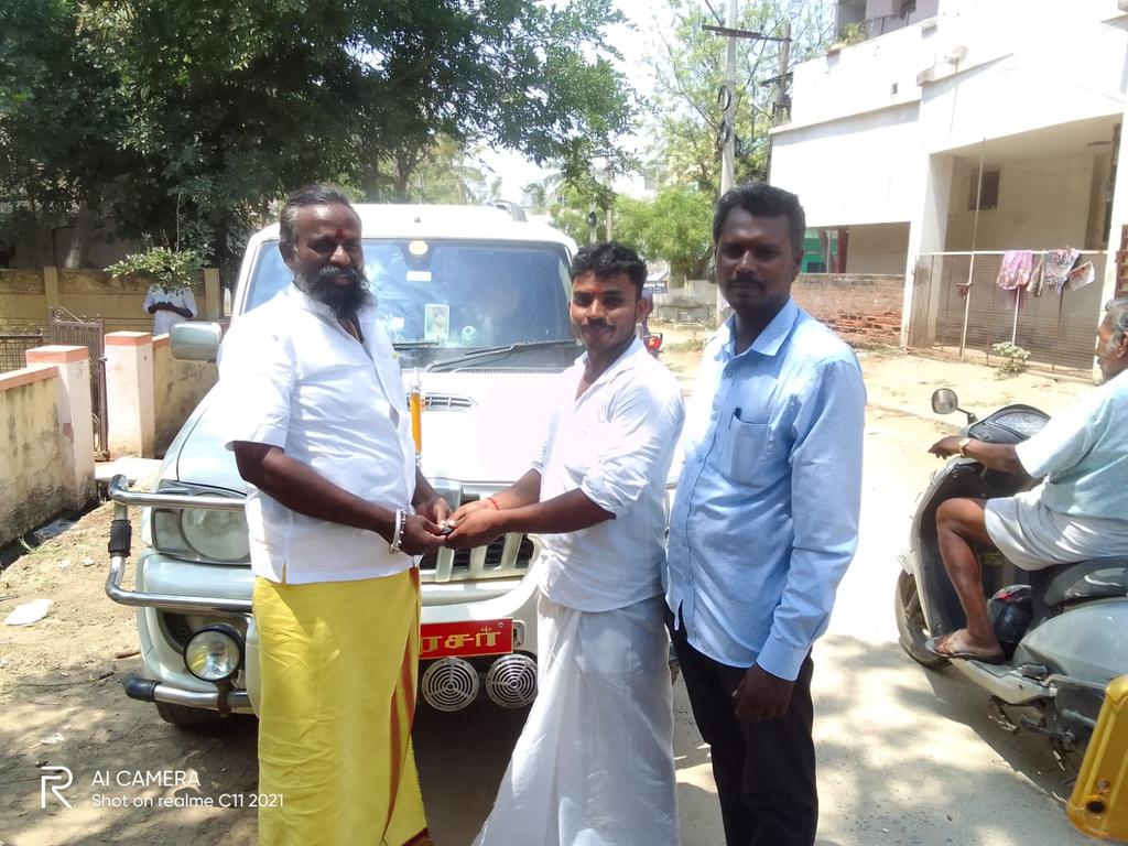 srirankam's tweet photo. #புதுக்கோட்டை கிழக்கு மாவட்ட பொறுப்பாளர் #விஜய்அம்பலம் அவர்களுக்கு #வீரமுத்தரையர்_முன்னேற்ற_சங்கம் சார்பில் சங்கப் பணிகளை மேலும் மேலும் சிறப்பிக்க #சமநீதி_போராளி  அண்ணன் @KKSelvakumaroff   அவர்கள் #car  அன்பளிப்பாக வழங்கினார்.. https://t.co/GvR0O8nMor