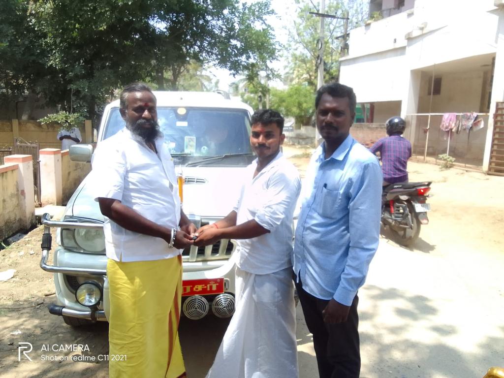 srirankam's tweet photo. #புதுக்கோட்டை கிழக்கு மாவட்ட பொறுப்பாளர் #விஜய்அம்பலம் அவர்களுக்கு #வீரமுத்தரையர்_முன்னேற்ற_சங்கம் சார்பில் சங்கப் பணிகளை மேலும் மேலும் சிறப்பிக்க #சமநீதி_போராளி  அண்ணன் @KKSelvakumaroff   அவர்கள் #car  அன்பளிப்பாக வழங்கினார்.. https://t.co/GvR0O8nMor